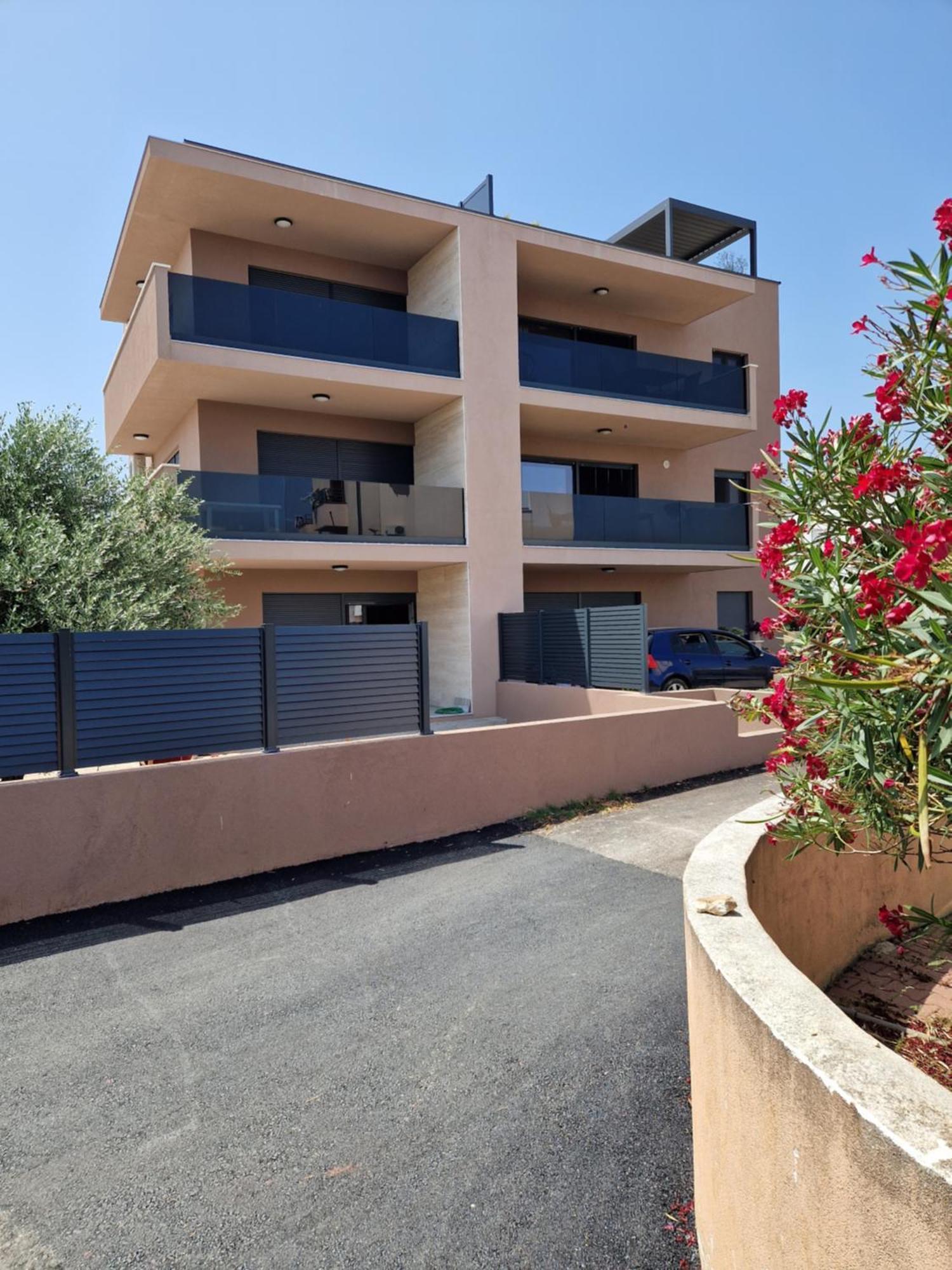 Deluxe Apartment Mila Nin Luaran gambar