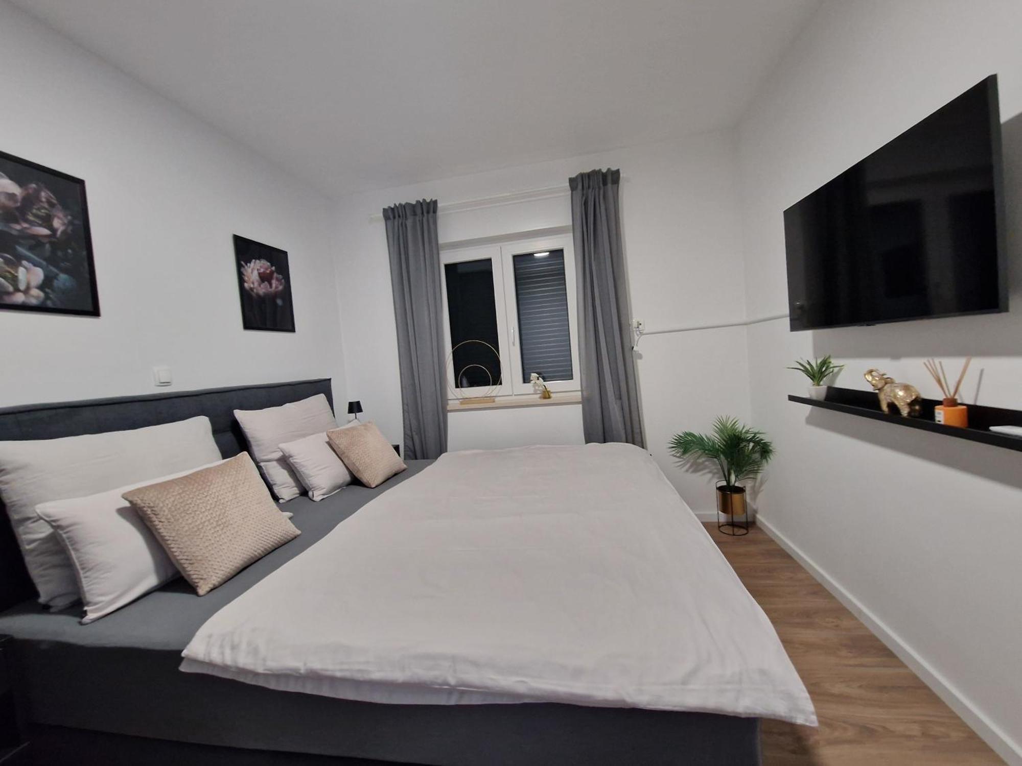 Deluxe Apartment Mila Nin Luaran gambar